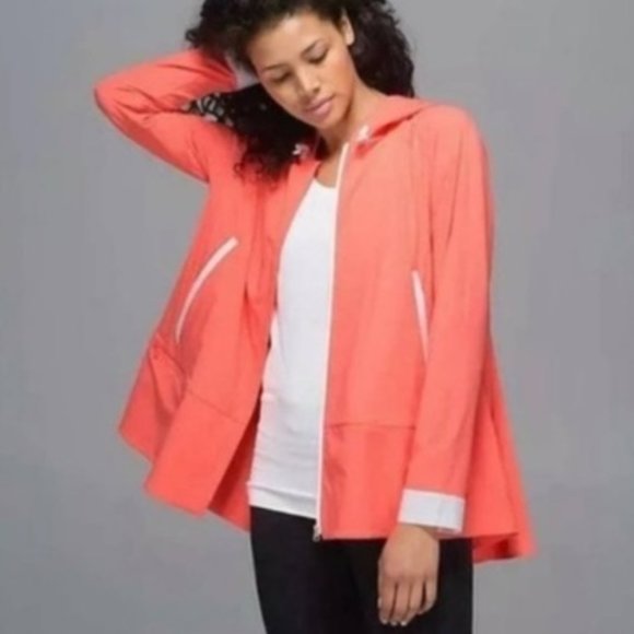 Beautiful Lululemon Sun Showers hooded windbreaker with white trim - Picture 4 of 9